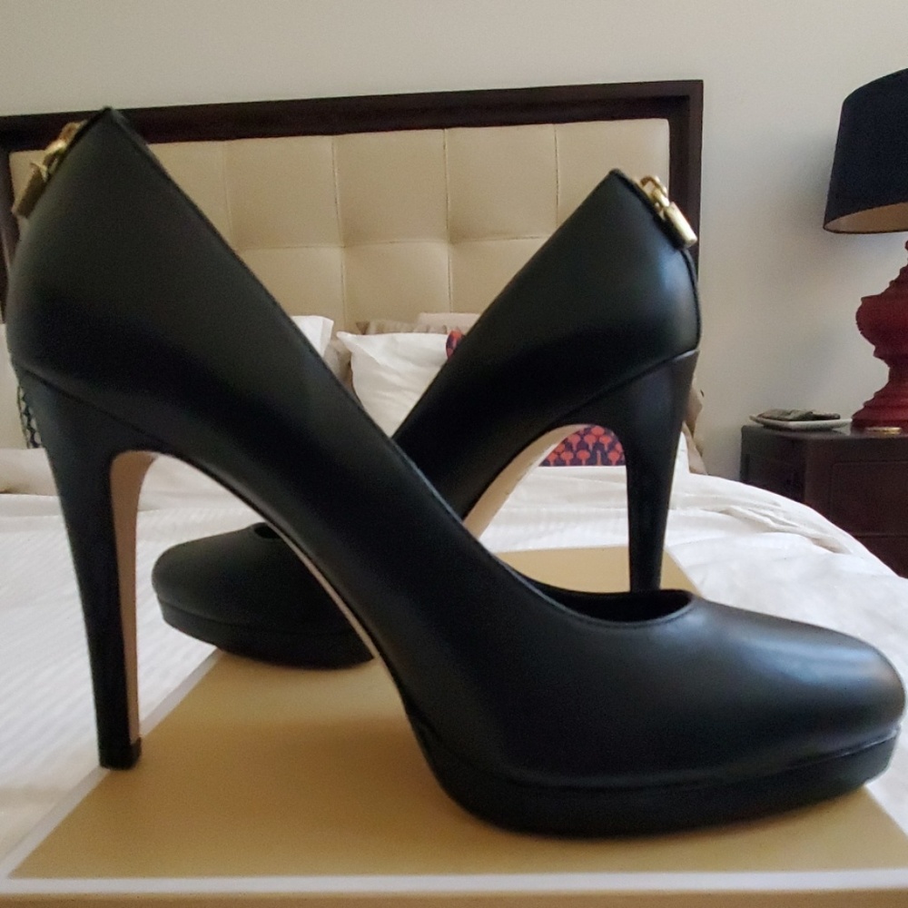 Michael Kors Antoinette Pump,Black leather